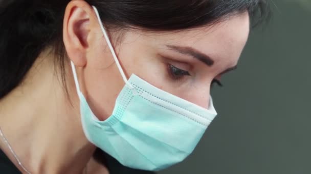 Het Werk Van Een Wimper Verlengmeester Close Van Wimpermaker Met — Stockvideo