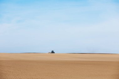 Traktör alan toprağa pulluklar