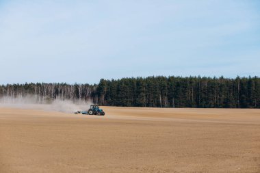 Traktör alan toprağa pulluklar