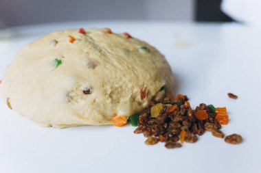 Tatlı kuru üzüm hamur yapma 