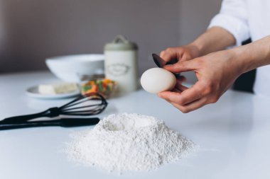 Dişi Eller Un içine Yumurta Sarısı Beat