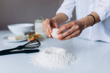 Dişi Eller Un içine Yumurta Sarısı Beat