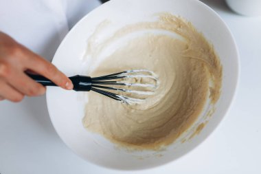 Hamuru Beyaz Bir Tabakta Yoğurun