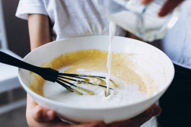 Hamuru Beyaz Bir Tabakta Yoğurun
