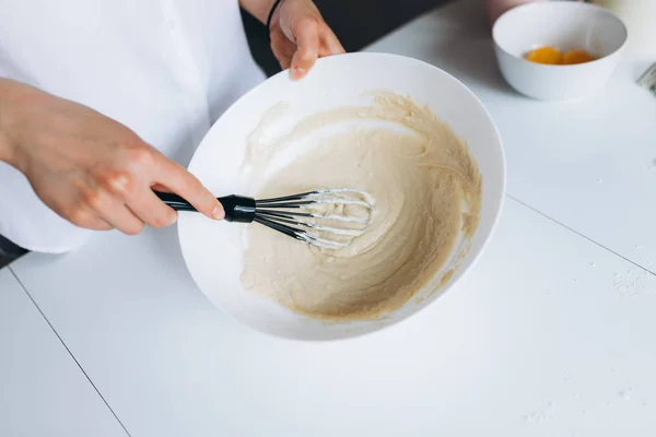 Pétrir Pâte Dans Une Assiette Blanche — Photo