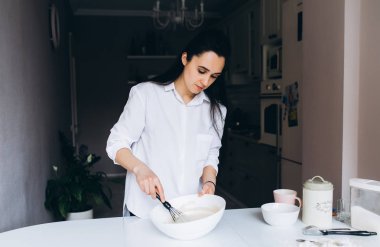 Annem mutfakta yemek pişirir