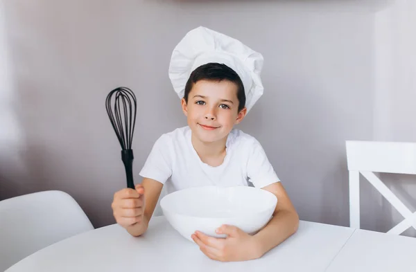 Rapaz Fato Cozinheiro Mesa — Fotografia de Stock