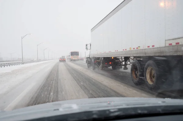 Farlig Körning Motorvägen Snöstorm — Stockfoto