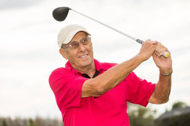 Aktif kıdemli adam Golf kolyesi.