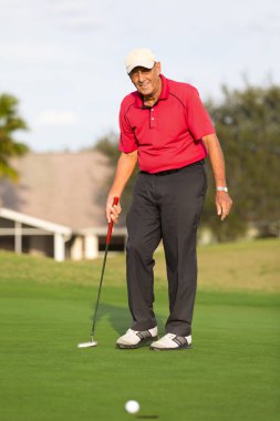 Golf oynamaya etkin komuta sizde bir yerine ve gülümsüyor özlüyor