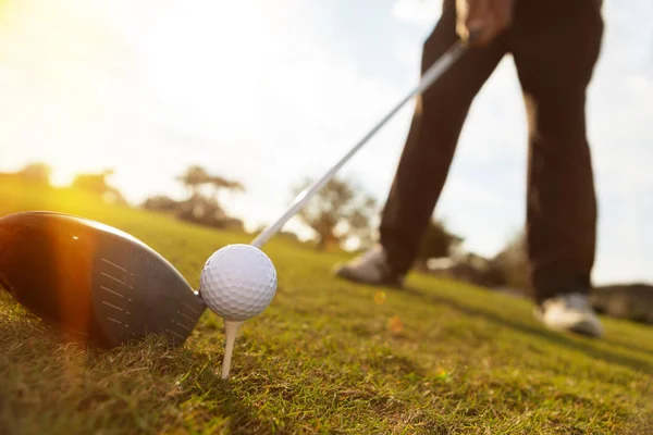 Close Van Golfbal Voordat Een Man Tees Uit — Stockfoto