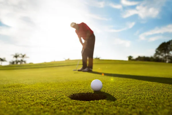 アクティブなシニア男性ゴルフ コースにボールを置く — ストック写真