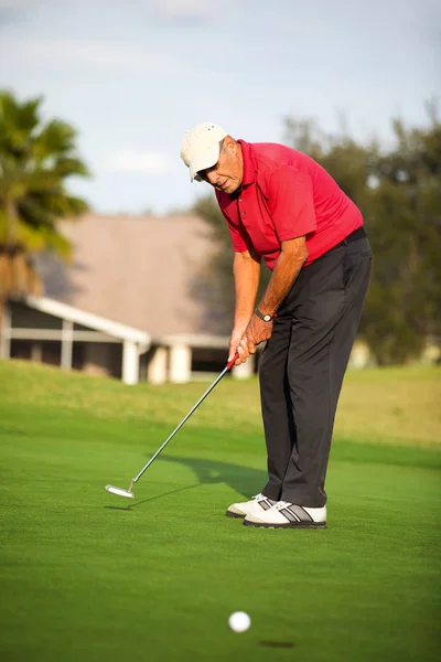 Uomo Anziano Attivo Mettere Palla Sul Campo Golf Verde — Foto Stock