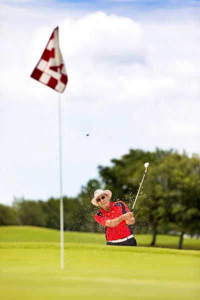 Senior Man Golfbal Uit Zand Val Raken — Stockfoto