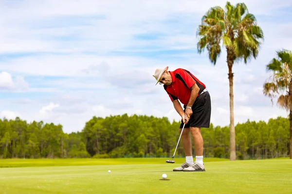 Senior Man Brengen Golfbal — Stockfoto