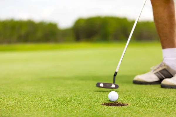 Senior Man Brengen Golfbal — Stockfoto