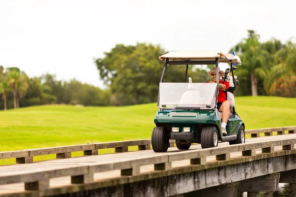 Uomo Maggiore Guida Carrello Golf Sul Pericolo Acqua — Foto Stock