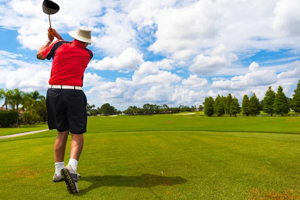ゴルフコースでティー ショットを年配の男性 — ストック写真