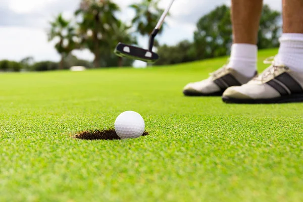 Uomo Anziano Mettendo Pallina Golf — Foto Stock