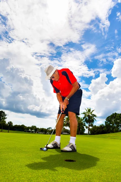 Hombre Mayor Poniendo Pelota Golf — Foto de Stock