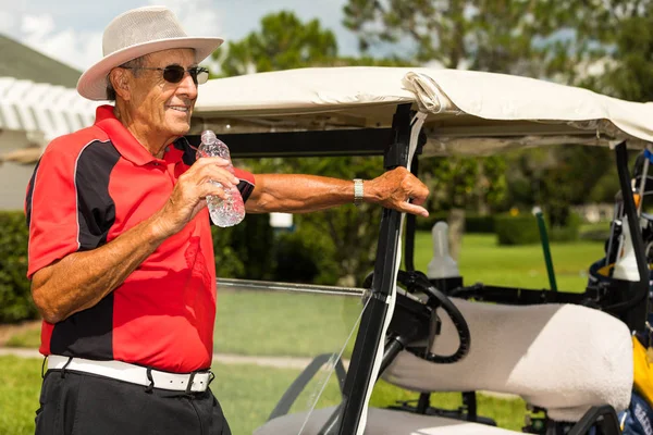 Senior Man Drinkwater Buurt Van Zijn Golfkar — Stockfoto