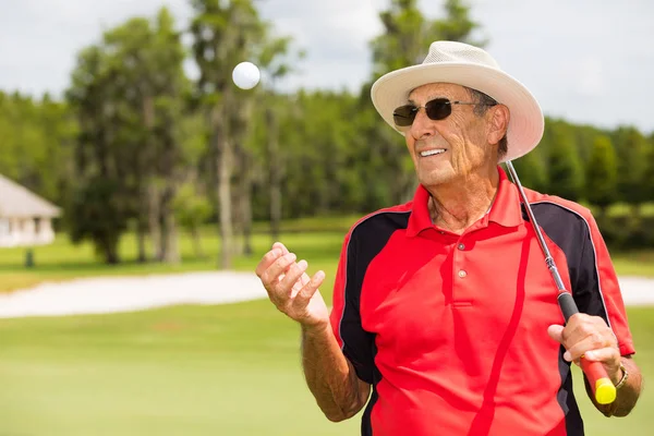 Uomo Anziano Lanciando Pallina Golf Aria Dopo Successo Putt — Foto Stock