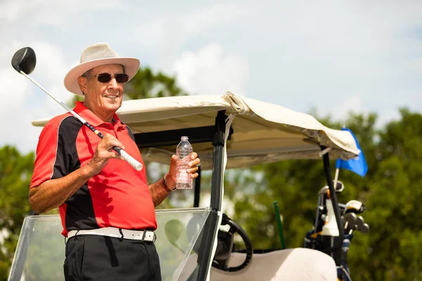 Senior Man Drinkwater Buurt Van Zijn Golfkar — Stockfoto