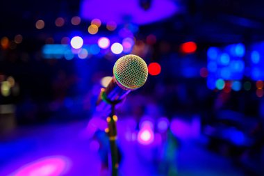 Gece kulübünde sahnede mikrofon.