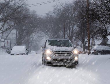 küçük 4 x 4 suv otomobil kar blizzard koşulları banliyö sokakta sürüş