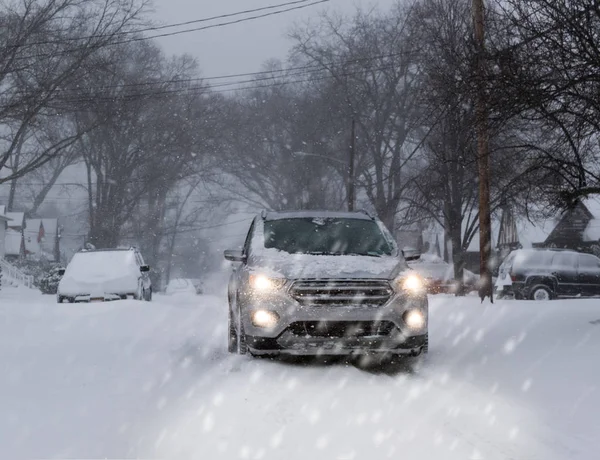 Små Suv Bil Körning Förorts Street Genom Snow Blizzard Villkor — Stockfoto