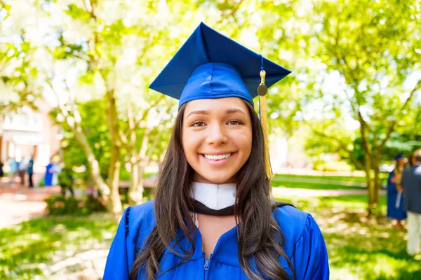 Mooie vrouwelijke College Graduate — Stockfoto