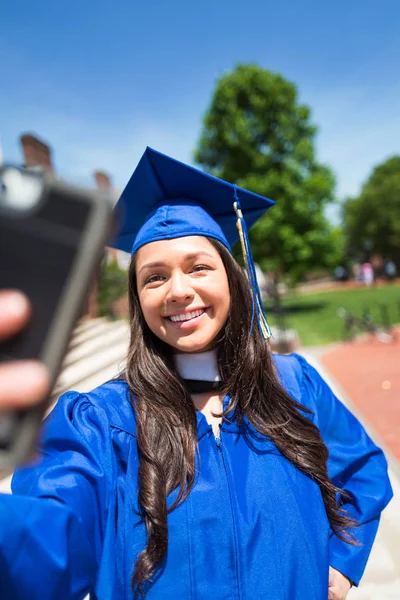 Όμορφη γυναίκα απόφοιτο κολλέγιο λήψη selfie — Φωτογραφία Αρχείου
