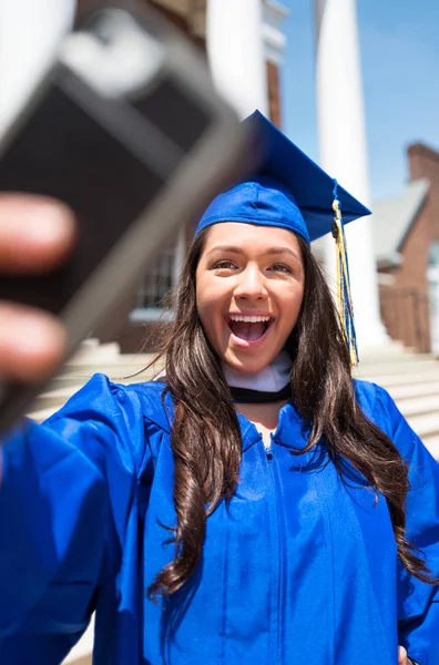 Όμορφη γυναίκα απόφοιτο κολλέγιο λήψη selfie — Φωτογραφία Αρχείου
