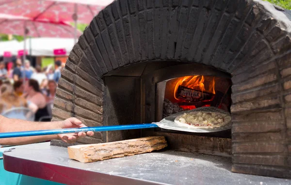 Yanan tuğla ev pizza fırını.