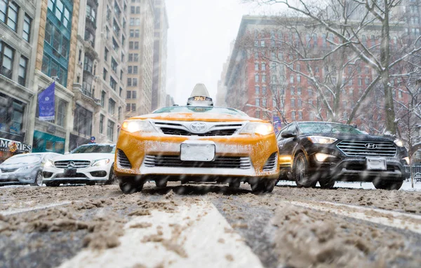 Taxi på gatan i NYC 5th Avenue under snöstorm — Stockfoto