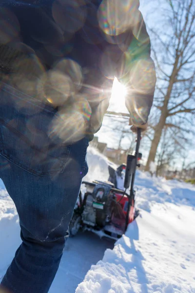 Schneeräumung vom Gehweg mit Schneefräse — Stockfoto