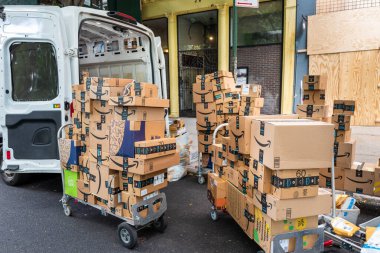 Manhattan, New York, ABD - 7 Haziran 2020: Amazon teslimat kamyonu Coronavirus salgını süresince gerekli hizmetleri gerçekleştirmek için New York 'ta paketleri indiriyor.