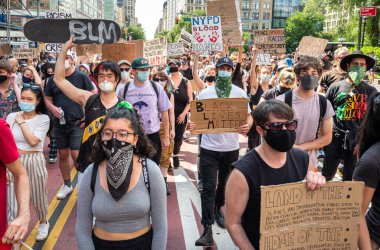 Manhattan, New York, ABD - 14 Haziran 2020: Siyahların Yaşamları ve George Floyd 'un bir polis tarafından öldürülmesini protesto eden genç erkek ve kadınlar. Protesto, Manhattan 'daki Union Square Park yakınlarındaki 14. caddede gerçekleşti..