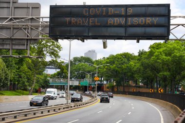 Manhattan, New York, ABD - 7 Temmuz 2020: Covid-19 Seyahat Danışmanlığı New York 'taki banliyö yolcuları için FDR Drive' da yayınlandı.