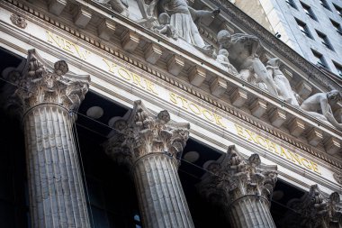 Manhattan, New York, ABD - 2 Mayıs 2020: 11 Wall Street 'te bulunan ünlü New York Borsa Binası' nın ön cephesine bakmak