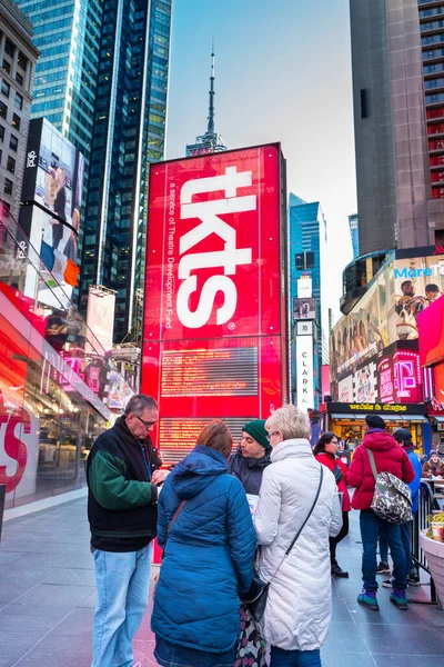 美国纽约曼哈顿 2020年3月4日 Tkts时代广场靠近售票亭的标志 Tkts是百老汇一些规模最大 知名度最高的戏剧表演折扣票的主要卖家 — 图库照片