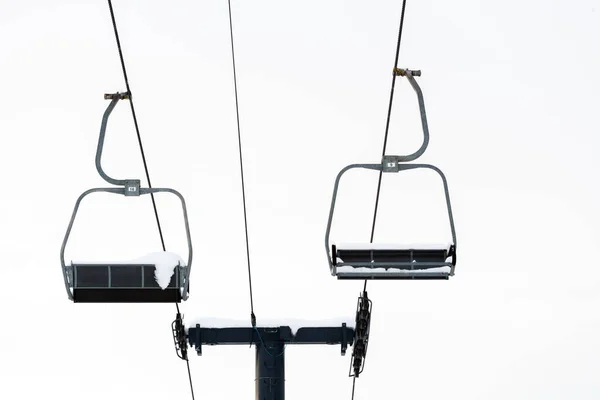 Blick Hinauf Einem Leeren Schneebedeckten Sessellift Vor Weißem Hintergrund — Stockfoto