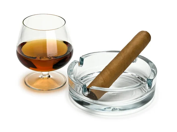 Cognac Och Cigarr Ett Glas Askkopp Det Isolerade Vit — Stockfoto