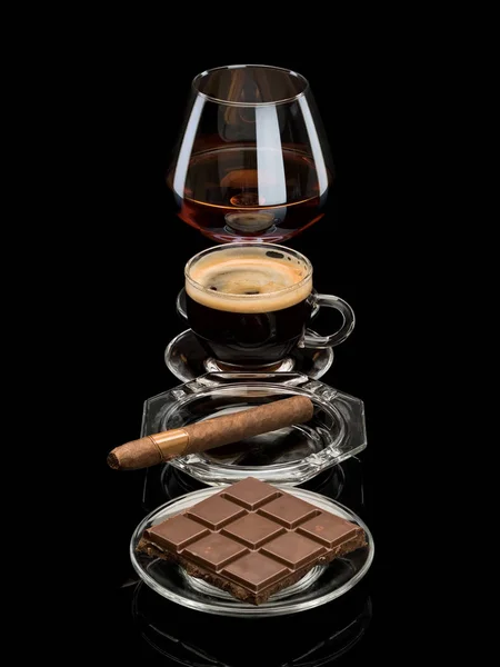 Konyak, puro, kahve ve çikolata siyah izole Züccaciye Mağazaları 