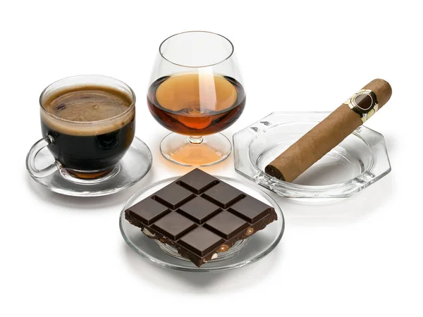 Konyak, puro, kahve ve çikolata üzerine beyaz izole Züccaciye Mağazaları