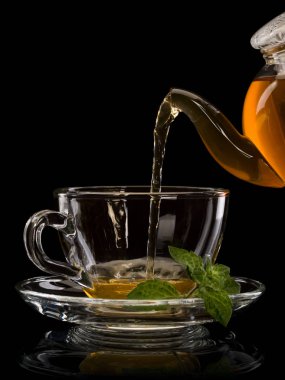 Yeşil çay tarafından doldurma Kupası siyah üzerine izole