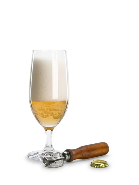 Glas Gefüllt Mit Bier Und Dosenöffner Ist Isoliert Auf Weiß — Stockfoto