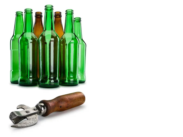 Alter Dosenöffner Gegen Gruppe Leerer Bierflaschen Ist Auf Weiß Isoliert — Stockfoto