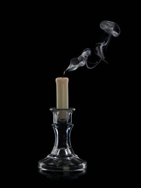 Siyah üzerine izole bir cam şamdan extinguished mum gelen duman