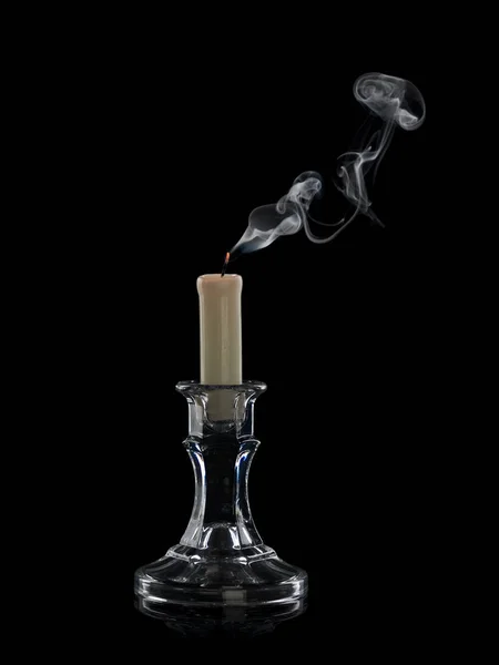 Siyah üzerine izole bir cam şamdan extinguished mum gelen duman